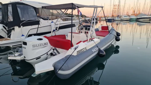 7m RIB boat in Pula ready for rental